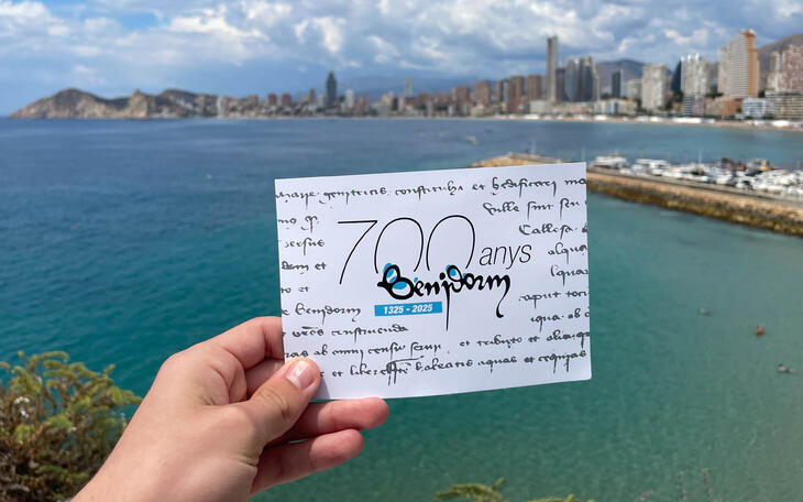 El Ayuntamiento distribuye 4.000 postales del ‘700 Aniversari’ en una treintena de edificios públicos